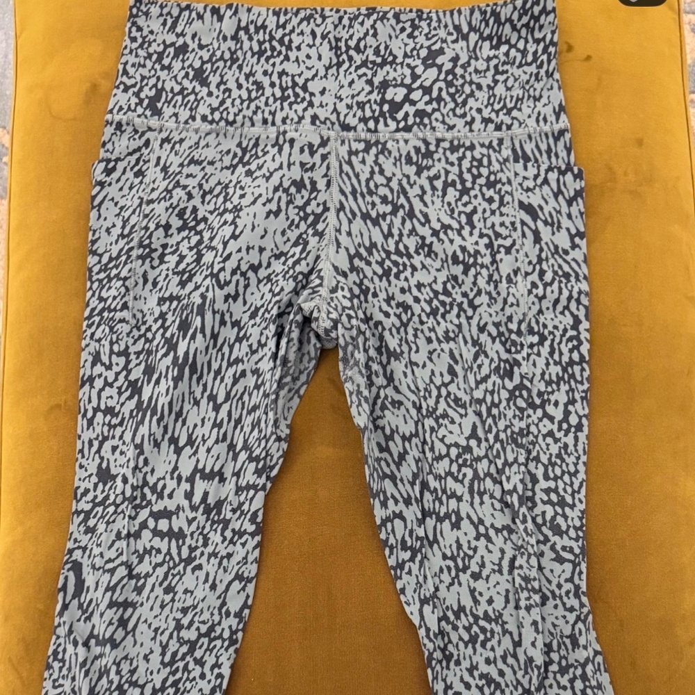 Athleta Salutation Pocket Printed 7/8 Tight | Size L